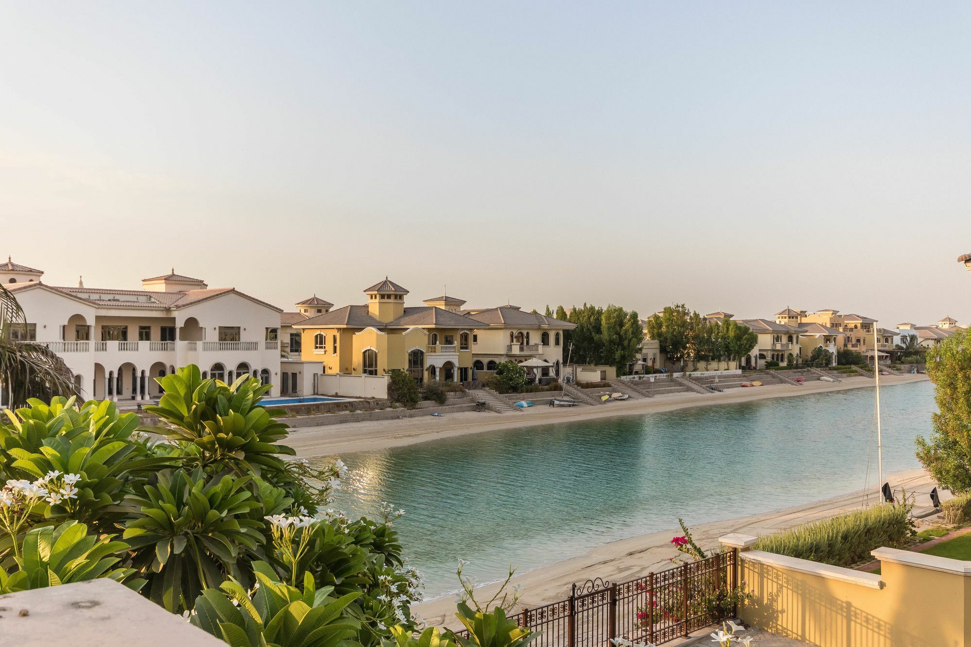 Yanjoon Holiday Homes - Palm Jumeirah Frond A Villas 두바이 외부 사진