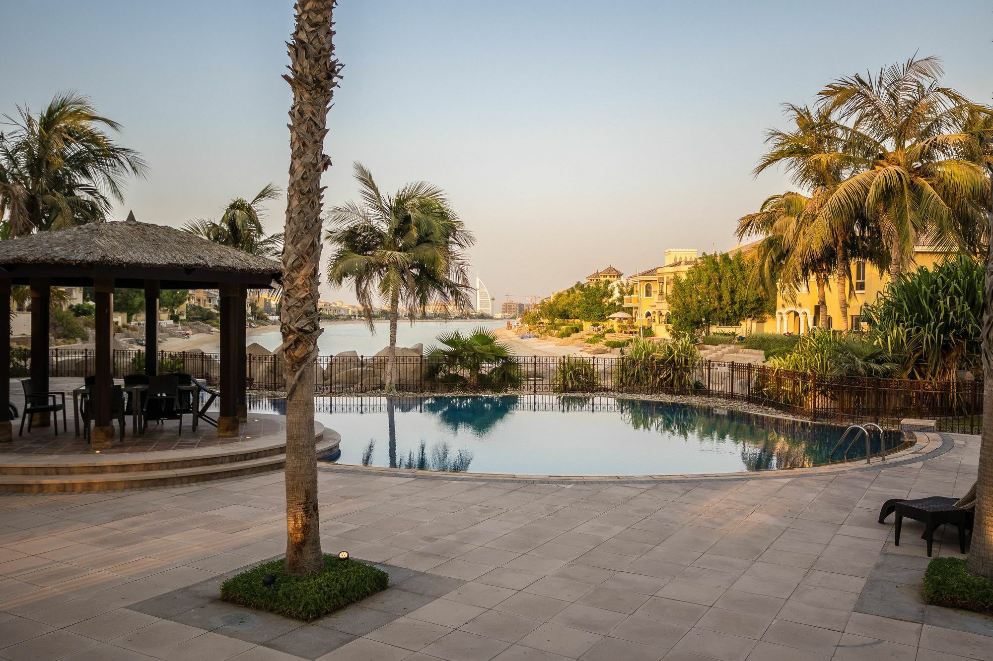 Yanjoon Holiday Homes - Palm Jumeirah Frond A Villas 두바이 외부 사진